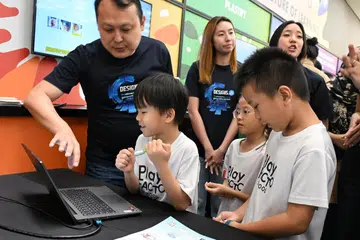 Pengarah Negara Pixlr, Encik Alex Chua (paling kiri), berkata pada masa depan, jurang sumber dan kreativiti antara syarikat besar dengan kecil akan semakin mengecil, dan AI Generatif bakal menjadi pengimbang yang besar.