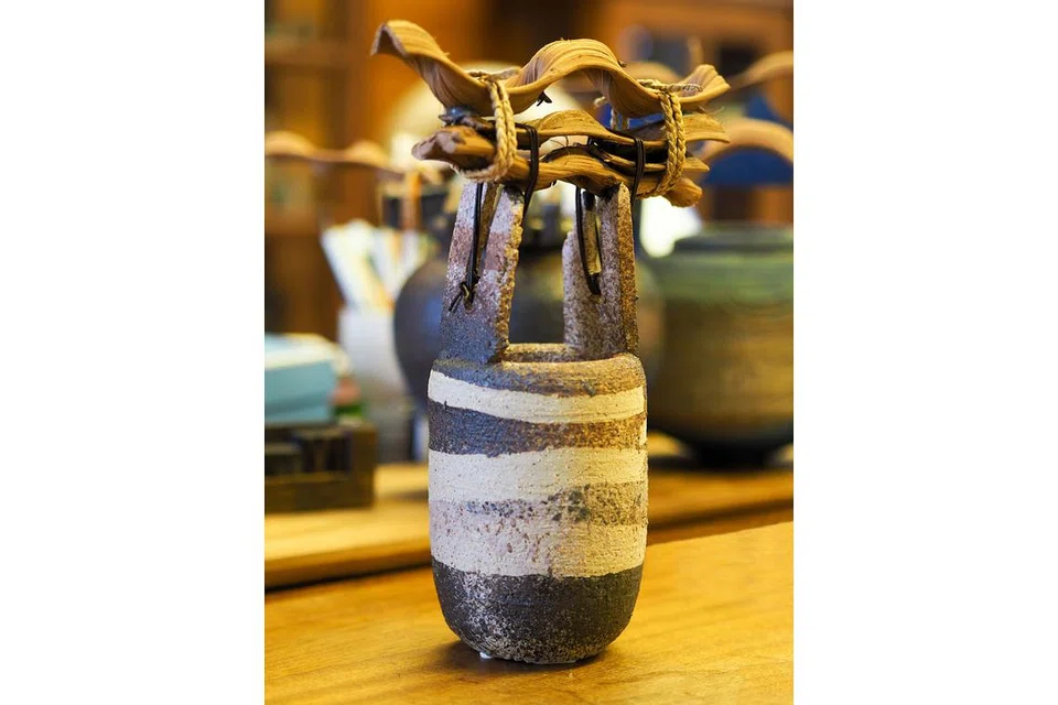 USAHA MELAWAN BARAH: Antara barang yang dilelong dan hasilnya didermakan untuk tujuan itu ialah tembikar yang dihasilkan Dr Iskandar Jalil yang dilelong pada harga $20,000 (gambar atas). - Foto-foto SHAHIDA SARHID.