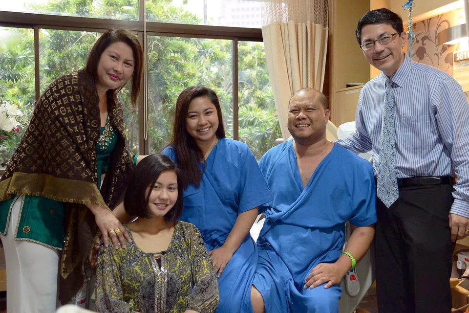 GINJAL LAMBANG KASIH ANAK KEPADA AYAH: Encik Abdul Hadi dan anak tirinya, Cik Nurain, (kededuanya berpakaian biru), gembira tidak terkira selepas kejayaan pemindahan ginjal yang dilakukan oleh Dr Chew (kanan) dan pasukannya. Bersama mereka ialah Cik Noraini (kiri) dan Cik Nursyahira (dua dari kiri). - Foto IMAN ALIF RAHIM