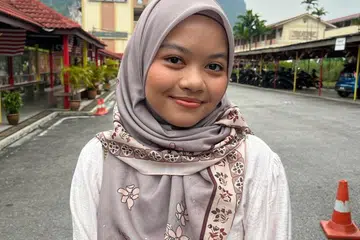 TERUJA MENGUNDI: Cik Aisyah Farahin Norhisham, 20 tahun, mengundi kali kedua pada Pilihan Raya Negeri (PRN) kali ini, selepas pengalaman pertama pada pilihan raya umum ke-15 (PRU) pada November 2023. 