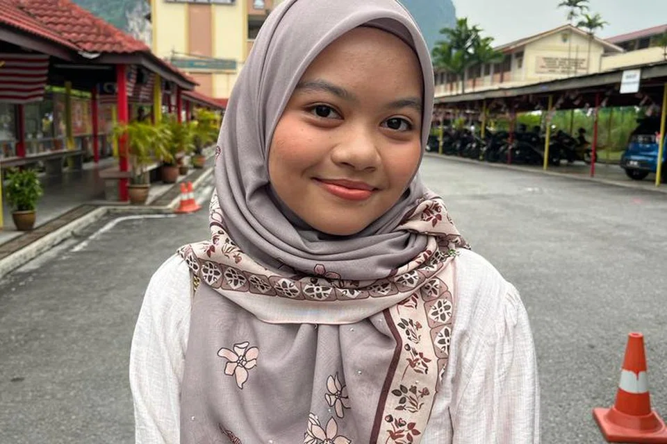 TERUJA MENGUNDI: Cik Aisyah Farahin Norhisham, 20 tahun, mengundi kali kedua pada Pilihan Raya Negeri (PRN) kali ini, selepas pengalaman pertama pada pilihan raya umum ke-15 (PRU) pada November 2023. 