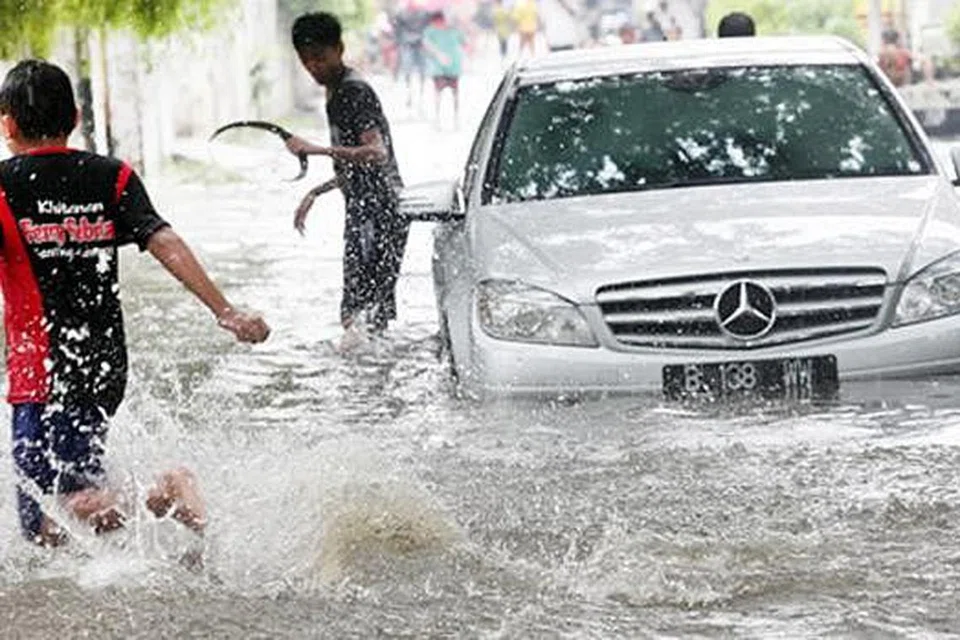 MUSIM TENGKUJUH: Beberapa kawasan di Jakarta ditenggelami air selepas hujan lebat pada Sabtu dan Ahad lalu. - Foto THE JAKARTA POST