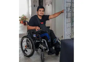 TIDAK MAHU DUDUK DIAM: Dilahirkan dengan kondisi spinal bifidia, Encik Zahid sejak kecil memang suka ikhtiar sendiri untuk menjana pendapatan. - Foto-Foto MUIS