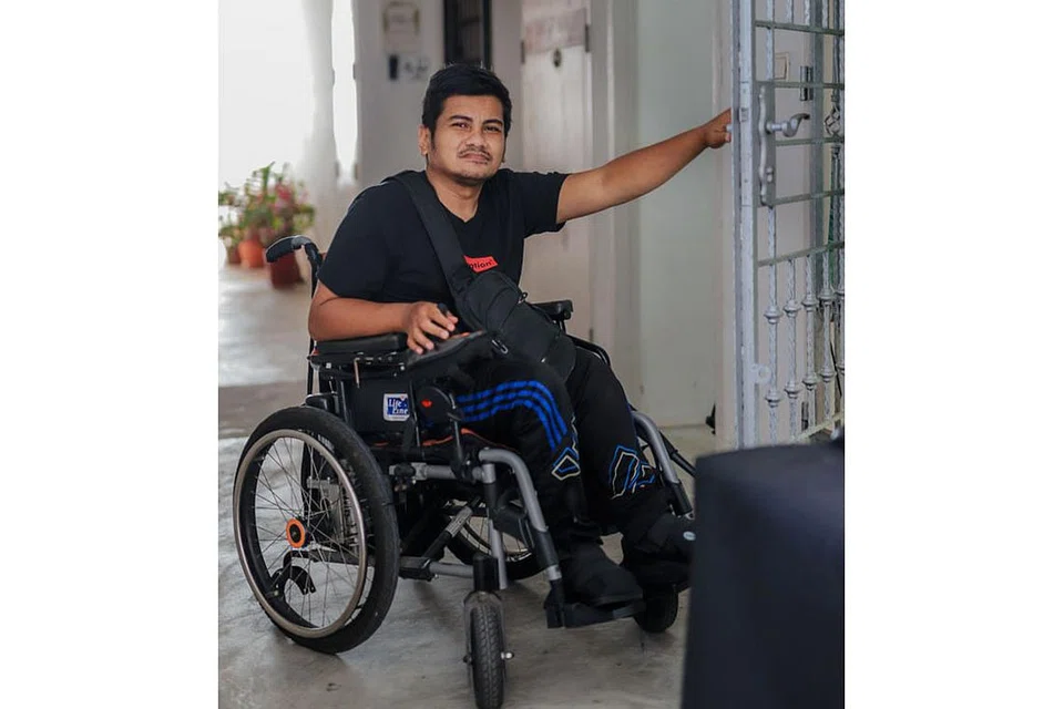 TIDAK MAHU DUDUK DIAM: Dilahirkan dengan kondisi spinal bifidia, Encik Zahid sejak kecil memang suka ikhtiar sendiri untuk menjana pendapatan. - Foto-Foto MUIS