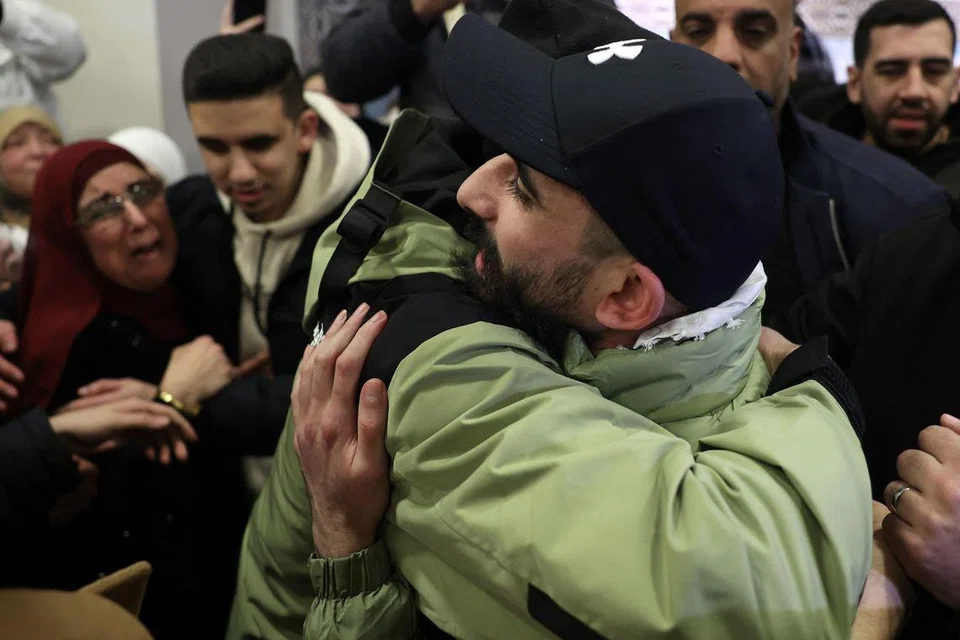 Kaum keluarga mendakap tahanan Palestin yang dibebaskan daripada penjara Israel ketika mereka tiba dengan bas di Ramallah, Tebing Barat, pada 27 Februari.