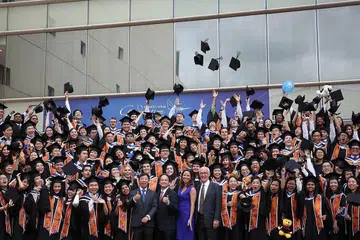 PELAJAR PERINTIS: Kumpulan pelajar pertama di Yale-NUS telah memasuki kolej seni liberal itu pada 2013 dan lulus tahun lalu, dengan 93.3 peratus daripada mereka mendapat pekerjaan dalam tempoh enam bulan selepas peperiksaan akhir. - Foto fail