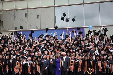 PELAJAR PERINTIS: Kumpulan pelajar pertama di Yale-NUS telah memasuki kolej seni liberal itu pada 2013 dan lulus tahun lalu, dengan 93.3 peratus daripada mereka mendapat pekerjaan dalam tempoh enam bulan selepas peperiksaan akhir. - Foto fail