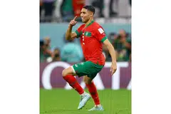 SUKU AKHIR: Pemain Maghribi Achraf Hakimi sebelum ini membantu Maghribi mara ke suku akhir buat kali pertama selepas menumpaskan Sepanyol 3-0. - Foto-foto AFP, REUTERS