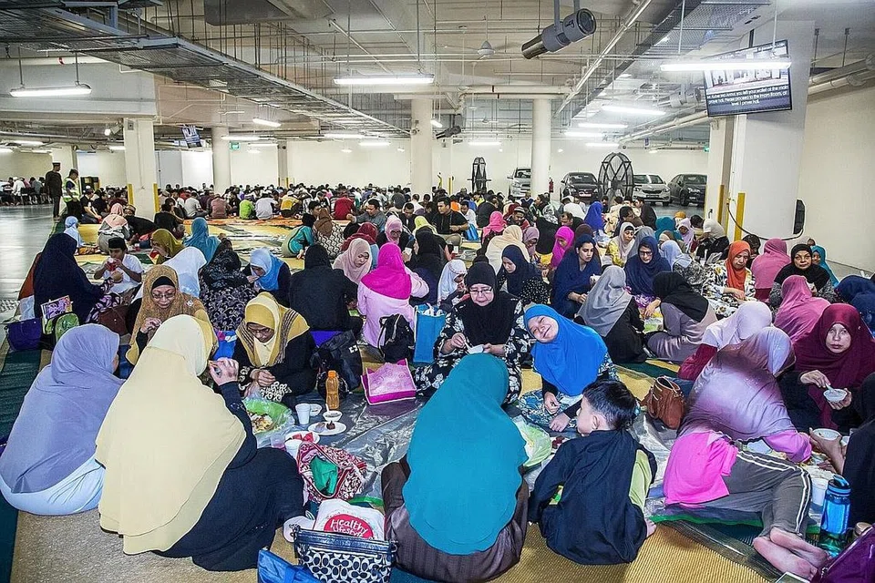 BUKA PUASA DI MASJID: Jemaah berbuka puasa di Masjid Maarof. Antara cabaran bagi masjid itu dalam menyambut Ramadan pertamanya ialah menjangkakan berapa ramai jemaah akan berbuka puasa di masjid itu. 