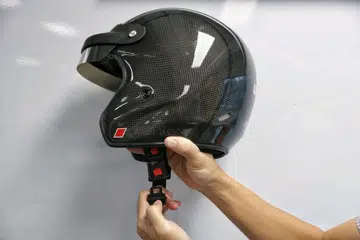 Satu piawaian kebangsaan yang disemak semula bakal membenarkan penunggang motosikal di Singapura memakai topi keledar yang mempunyai mekanisme pelepasan pantas, sama seperti yang digunakan untuk tali pinggang keledar di dalam kereta.