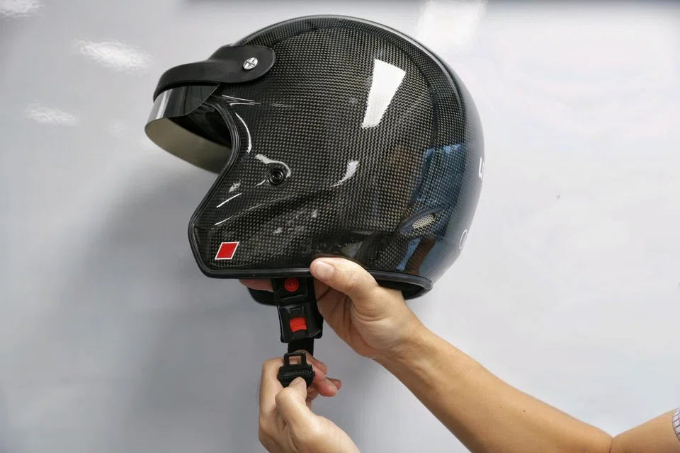 Satu piawaian kebangsaan yang disemak semula bakal membenarkan penunggang motosikal di Singapura memakai topi keledar yang mempunyai mekanisme pelepasan pantas, sama seperti yang digunakan untuk tali pinggang keledar di dalam kereta.