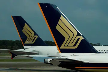  HARUNGI CABARAN: Singapore Airlines (SIA), hari ini mengumumkan ia telah mengumpulkan S$10 bilion tunai melalui Terbitan Hak baru-baru ini, serta gabungan terjamin dan tidak bercagar kemudahan kredit. 
