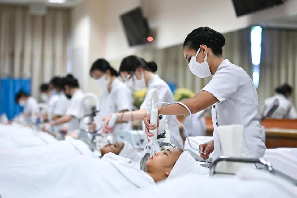 Anugerah Kemajuan ITE baru yang diumumkan Timbalan Perdana Menteri merangkap Menteri Kewangan, Encik Lawrence Wong, dalam Belanjawan 2024 akan menyediakan lulusan ITE berusia 30 tahun dan ke bawah tokokan $5,000 dalam Akaun Pendidikan Posmenengah (PSEA) apabila mereka menyertai program diploma selain tokokan $10,000 ke dalam Akaun Biasa Tabung Simpanan Pekerja (CPF) setelah mereka memperolehi diploma.