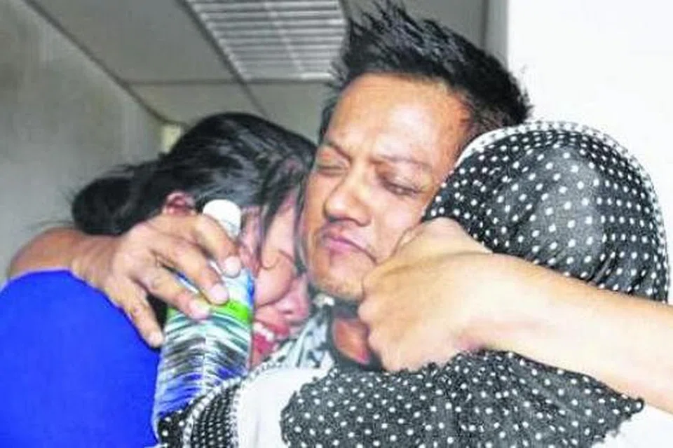 AIR MATA KESAL: Riduan Masmud memeluk isteri dan anak perempuannya di luar Mahkamah Sesyen Kota Kinabalu selepas dijatuhi hukuman penjara 12 tahun dan dua sebatan, kelmarin, atas kesalahan merogol seorang gadis bawah umur pada tahun lalu. - Foto THE STAR