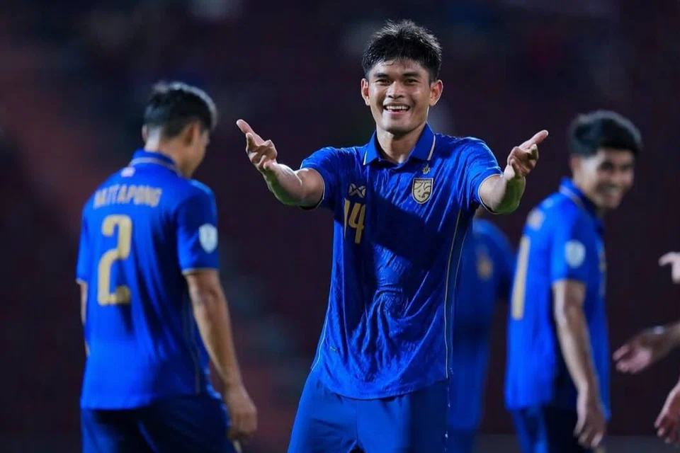 Penyerang muda Thailand, Teerasak Poeiphimai (tengah), perlu diberi perhatian khusus oleh benteng Singapura berikutan ketajaman dan kekuatan fizikalnya di dalam kotak penalti.