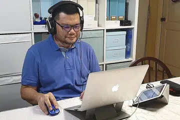 MANFAAT BANTUAN: Enggan hanya berpeluk tubuh apabila wabak Covid-19 menjejas pendapatannya, Encik Firoze Ismail menyertai pelbagai kursus bagi mempelbagai kemahirannya dan berusaha mencari peluang pekerjaan baru. - Foto ihsan FIROZE ISMAIL