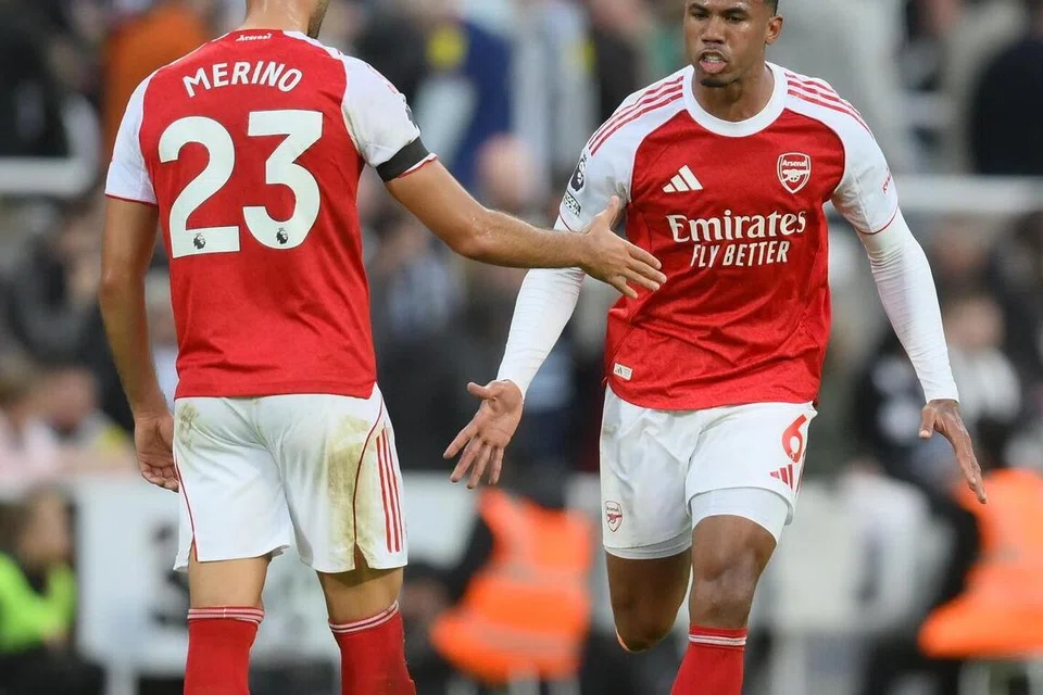 bola sepak, Liga Perdana England (EPL), Arsenal, Newcastle United, Gabriel Magalhaes  