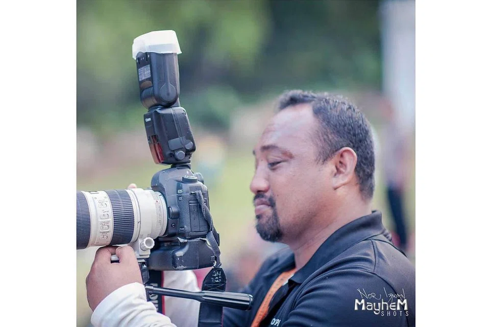 RAKAM WARNA-WARNI MUZIK SINGAPURA: Encik Yazit Yahya (Abam Yaz), jurugambar dan juruvideo yang dikenali dalam kalangan selebriti setempat termasuk Datuk Ramli Sarip, yakin ramai bakat terpendam di Singapura perlu didedahkan bagi merancakkan lagi persada seni setempat. - Foto NOOR IZWAN ELEGANT IMAGERY