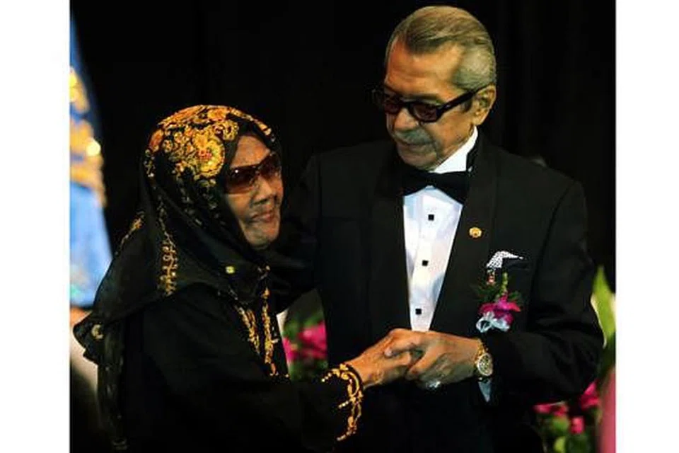 JATUH SAKIT: Seniwati Neng Yatimah dilaporkan beransur pulih. Gambar Neng Yatimah bersama menantunya, Allahyarham Mustapha Maarof, ini dipetik di majlis Anugerah Seri Temasek pada 2011. - Foto fail