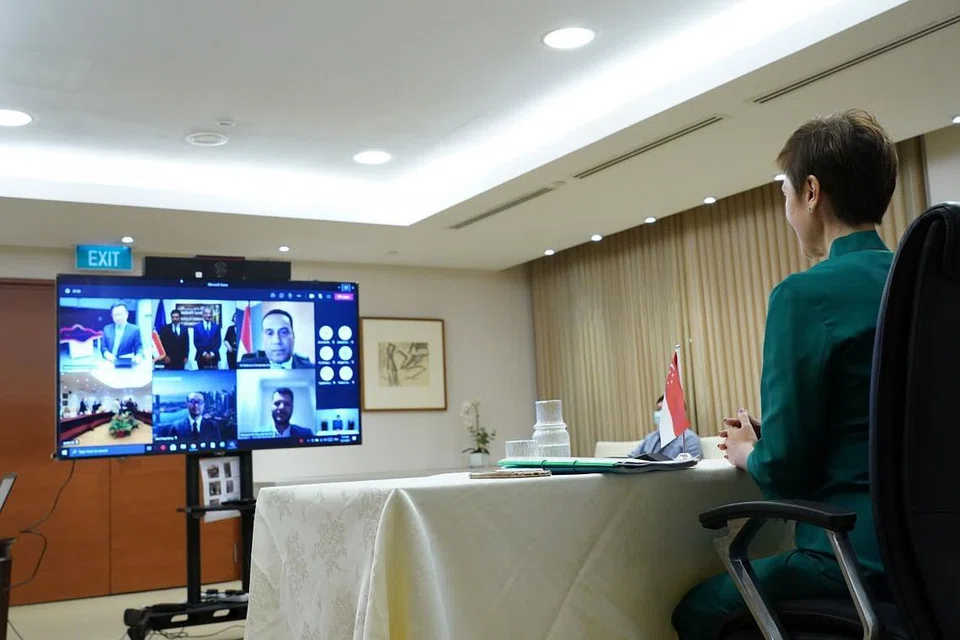 Penandatanganan perjanjian antara AISG dan MCIT Mesir, yang berlangsung pada Isnin (12 Julai) disaksikan Menteri Perhubungan dan Penerangan Josephine Teo (kanan) dan Menteri Perhubungan dan Teknologi Maklumat Mesir Dr Amr S. Talaat. - Foto MCI