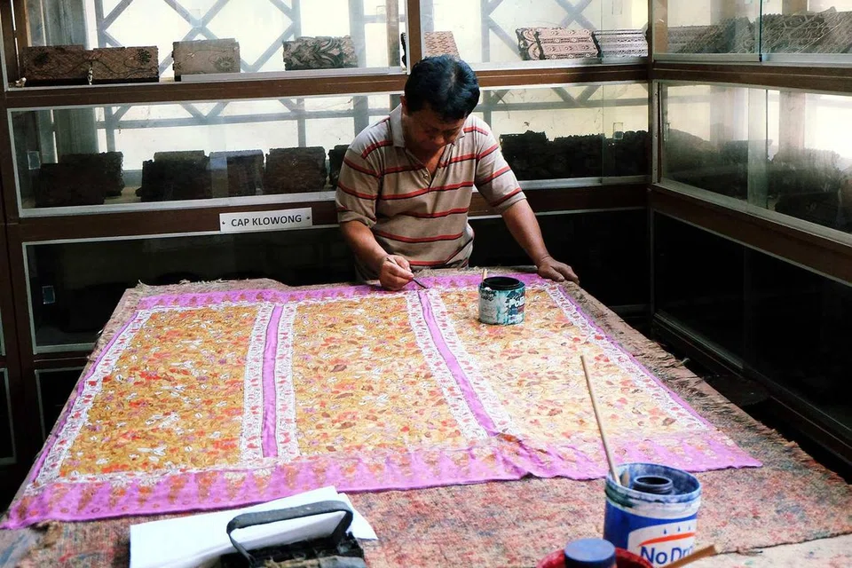 Batik ialah teknik pewarnaan tahan lilin Indonesia yang digunakan pada keseluruhan kain. Teknik ini berasal dari pulau Jawa, Indonesia.