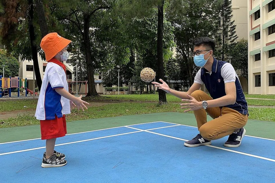 CARA INOVATIF: Encik Muhamad Shahril Samri menggunakan cara-cara inovatif untuk memperkenal anak muridnya kepada bahasa dan budaya Melayu. - Foto PCF