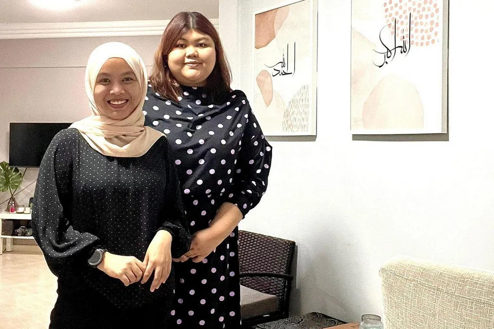 TINGGAL BERSAMA: (dari kanan) Cik Ratna Fauzi, 37 tahun dan penyewa bilik di rumahnya, Cik Nurul Fatyhah Baharuddin, 32 tahun, seringkali melakukan kerja rumah bersama. - Foto ihsan NURUL FATYHAH BAHAR