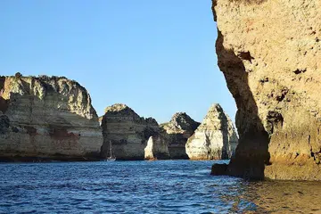KAGUM DENGAN SEMULA JADI: Kawasan laut di Algarve ini pasti membuat ramai terpesona dengan reka bentuk kejadian alam ini. - Foto SITI RAFE'AH OMER