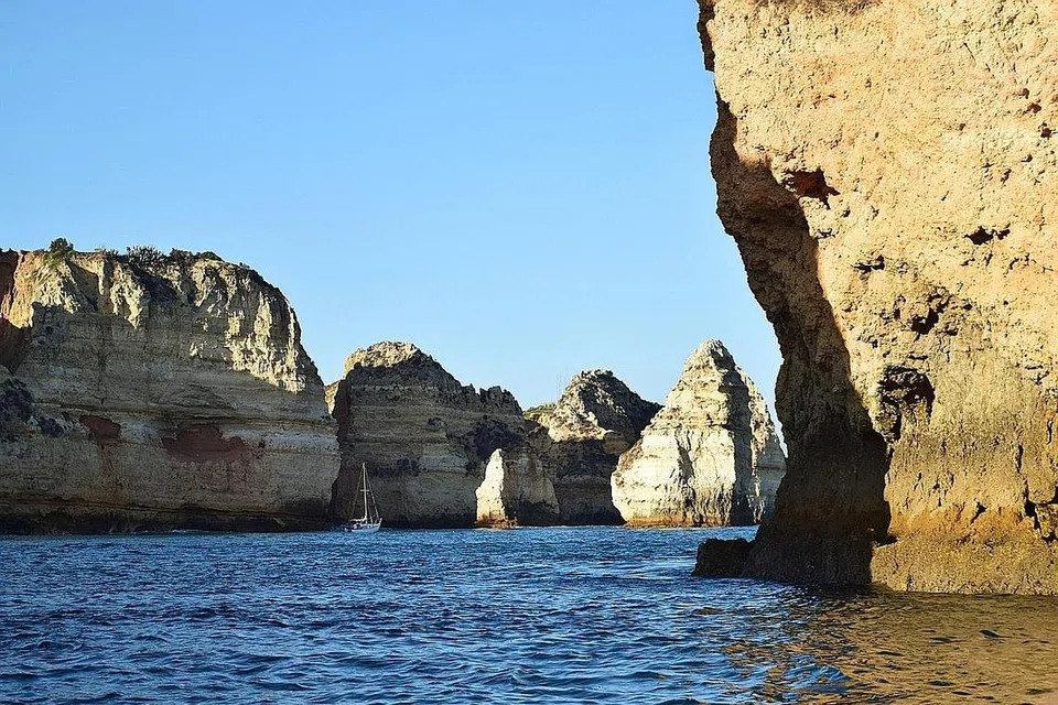 KAGUM DENGAN SEMULA JADI: Kawasan laut di Algarve ini pasti membuat ramai terpesona dengan reka bentuk kejadian alam ini. - Foto SITI RAFE'AH OMER