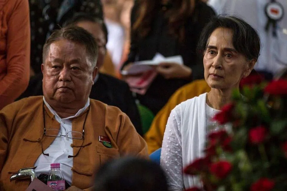 Win Htein (kiri) adalah penyokong tegar Aung San Suu Kyi (kanan).