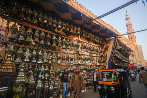Kedai-kedai di Kahirah, Mesir menjual tanglung tradisional yang dikenali sebagai, ‘Fanous Ramadan’, sedang umat Islam membuat persediaan bagi kedatangan Ramadan.