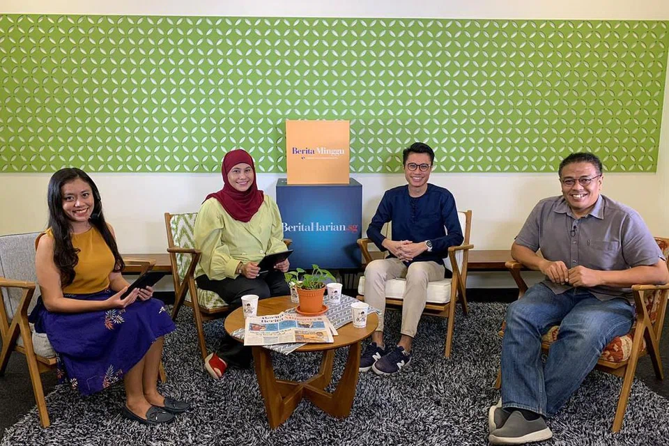 THE BM SHOW: (Dari kanan) Aktivis budaya dan bahasa, Encik Djohan A. Rahman, dan pejuang pantun muda yang memajukan pantun dalam pelbagai wadah dan media sosial, Encik Muhamad Shahril Samri, akan berbincang tentang keindahan pantun dalam episod terkini The BM Show. Bersama mereka ialah hos rancangan, (kiri) Irma Kamarudin dan (dua dari kiri) Hanim Mohd Saleh. - Foto-foto BM ihsan HANIM MOHD SALEH