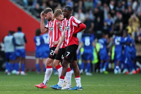 Tiga pemain Southampton (dari kiri) Charlie Taylor, Flynn Downes dan Joe Aribo berwajah muram selepas kekalahan pasukan itu kepada Leicester City dalam pertemuan pada Oktober lalu. Southampton kini menduduki tangga corot EPL.