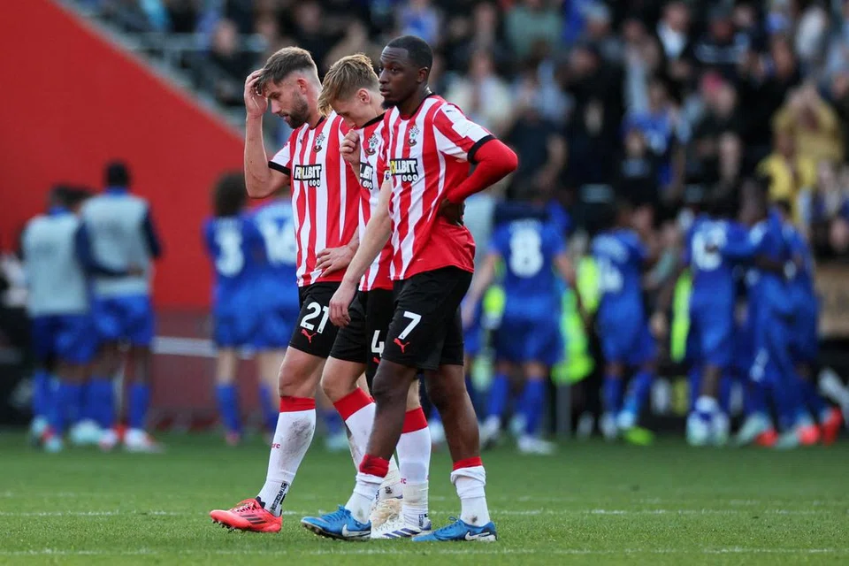 Tiga pemain Southampton (dari kiri) Charlie Taylor, Flynn Downes dan Joe Aribo berwajah muram selepas kekalahan pasukan itu kepada Leicester City dalam pertemuan pada Oktober lalu. Southampton kini menduduki tangga corot EPL.