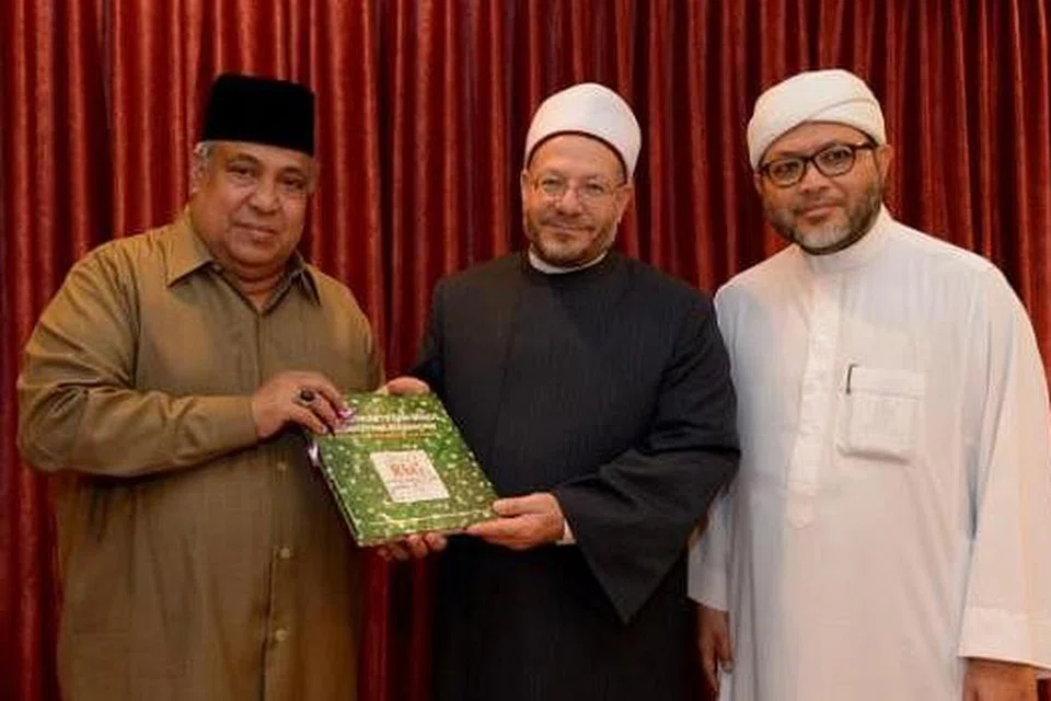 BERSAMA PEMIMPIN RRG: (Dari kiri) Ustaz Ali Haji Mohamed menyampaikan cenderahati kepada Sheikh Dr Shawki diperhatikan Ustaz Mohamed Hasbi Hassan. - Foto TUKIMAN WARJI