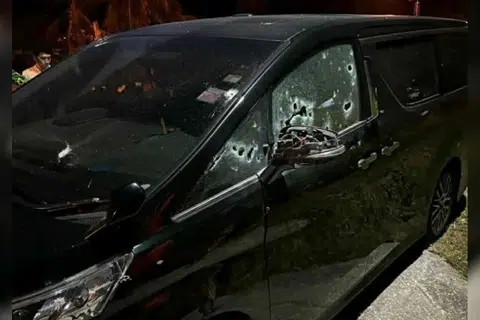 Kenderaan yang membawa Ahli Parlimen Narathiwat, Kamolsak Leewamo ditembak di kediamannya awal pagi tadi, sejurus beliau pulang dari sidang Parlimen di Bangkok pada Khamis. - Gambar Polis Diraja Thailand