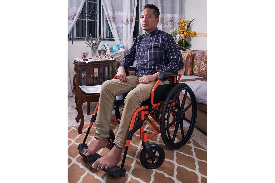 Anak-anak seni yang telah terima bantuan: Hos Riz Sunawan: RIZ SUNAWAN ditimpa penyakit motor neuron (MND) atau lebih dikenali sebagai 'Amyotrophic Lateral Sclerosis' (ALS) menerima bantuan dana 'Kami Peduli'.