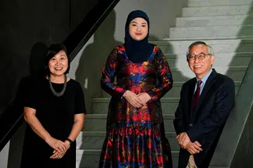 Pengarah Eksekutif Arts House Limited, Cik Sharon Tan (kiri); pelajar tahun kedua dalam jurusan pengurusan seni di LaSalle, Cik Sharafah Malihah Abdul Rahim (tengah); dan Naib Canselor Universiti Seni Singapura (UAS), Profesor Kwok Kian Woon, menekankan kepentingan kerjasama untuk memperkaya rangkaian hubungan dalam sektor seni tanah air.