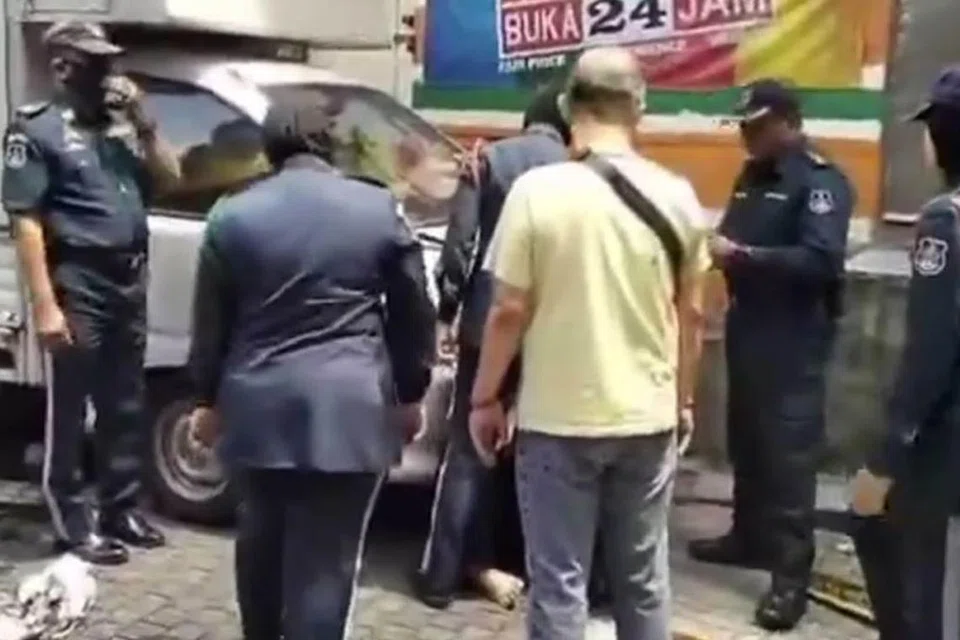 Tangkap layar video tular memaparkan seorang penjaja wanita meronta, menjerit dan enggan memberi kerjasama kepada anggota penguatkuasa Dewan Bandaraya Kuala Lumpur (DBKL) dalam kejadian dua anggota cedera diserang penjaja tidak berlesen di Jalan Tuanku Abdul Rahman, Kuala Lumpur, pada 5 Mac.