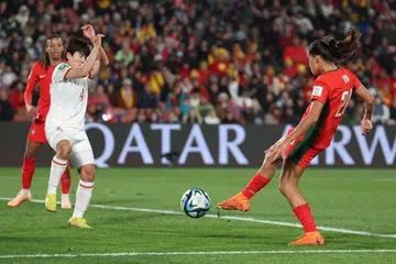 VIETNAM TUMPAS: Kika Nazareth (kanan) berjaya menjaringkan gol dalam perlawanan yang menyebabkan Vietnam tersingkir. Portugal yang menang 2-0 akan berdepan dengan juara bertahan Amerika Syarikat pada Selasa untuk merebut tempat di pusingan kalah mati Piala Dunia Wanita ini.  