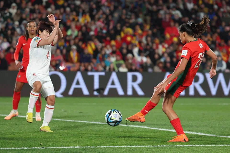 VIETNAM TUMPAS: Kika Nazareth (kanan) berjaya menjaringkan gol dalam perlawanan yang menyebabkan Vietnam tersingkir. Portugal yang menang 2-0 akan berdepan dengan juara bertahan Amerika Syarikat pada Selasa untuk merebut tempat di pusingan kalah mati Piala Dunia Wanita ini.  
