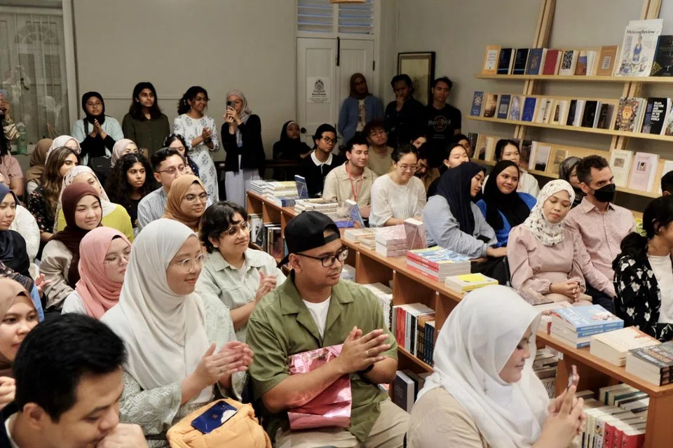 Sesi perbincangan terbuka atau ‘open mic’ di Wardah Books biasanya mendapat sambutan baik. Pihak Layl Ash-Shayr (LAS) sedang berusaha mencari ruang yang lebih besar untuk menampung lebih ramai orang.  