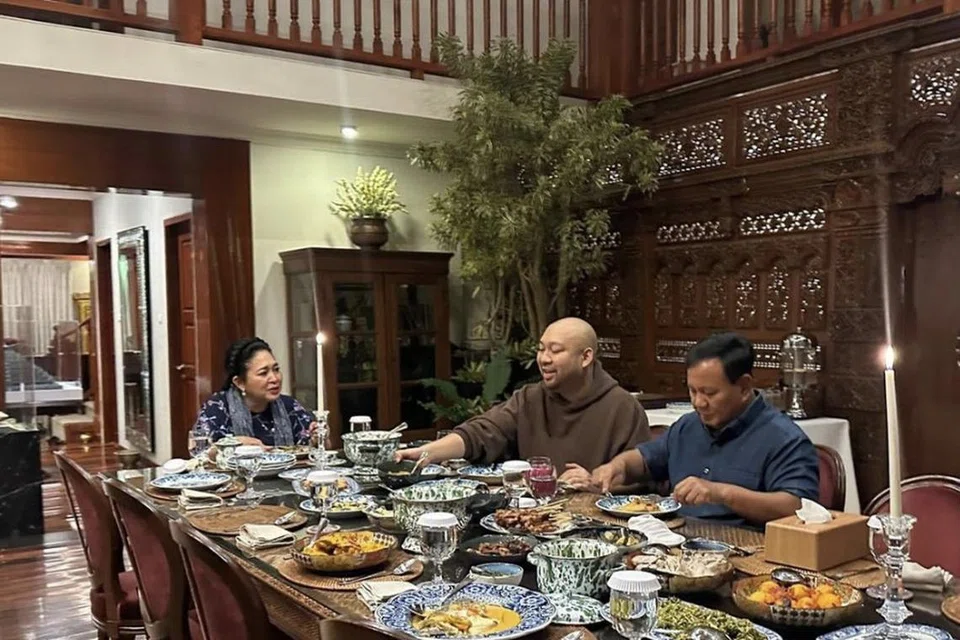 Presiden Prabowo Subianto (kanan) bersama bekas isterinya (kiri), Cik Siti Hediati Hariyadi dan anak mereka, Encik Didit Hediprasetyo, menikmati makan malam bersama pada 12 Mac. 