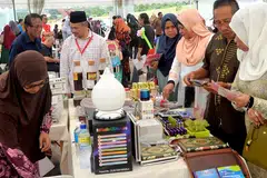 PELBAGAI KEGIATAN: Sempena cuti panjang, orang ramai mengambil kesempatan melawat Masjid Yusof Ishak yang baru dirasmikan Jumaat lalu dan mengunjungi pelbagai acara yang diadakan termasuk bazar yang terletak bersebelahan masjid itu. Sekitar 30 peserta pelbagai kaum daripada kumpulan kejiranan dan akar umbi berdekatan Masjid Yusof Ishak turut hadir untuk acara lawatan berpandu di masjid tersebut. - Foto KHALID BABA
