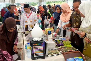 PELBAGAI KEGIATAN: Sempena cuti panjang, orang ramai mengambil kesempatan melawat Masjid Yusof Ishak yang baru dirasmikan Jumaat lalu dan mengunjungi pelbagai acara yang diadakan termasuk bazar yang terletak bersebelahan masjid itu. Sekitar 30 peserta pelbagai kaum daripada kumpulan kejiranan dan akar umbi berdekatan Masjid Yusof Ishak turut hadir untuk acara lawatan berpandu di masjid tersebut. - Foto KHALID BABA