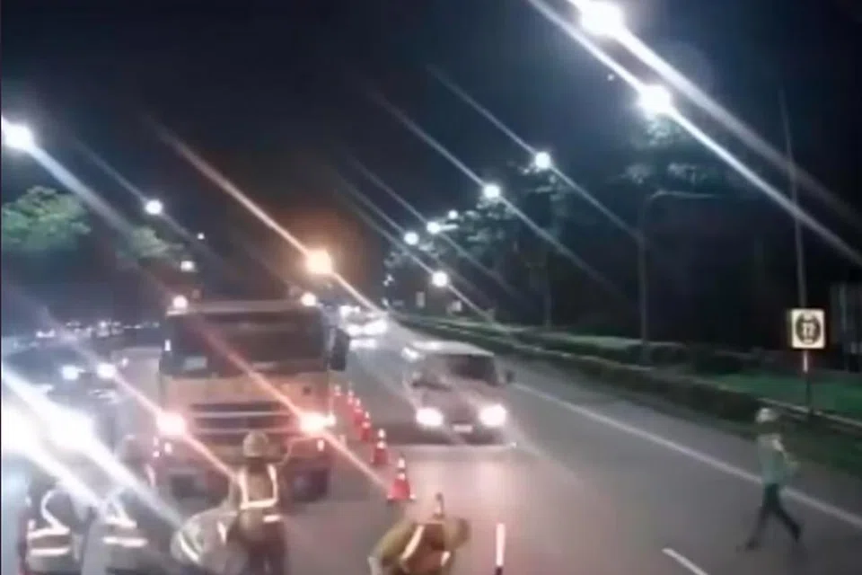 KEMALANGAN JALAN RAYA: Rakaman menunjukkan pekerja migran tersebut berlari dari tepi lebuh raya menuju ke tapak binaan di laluan pertengahan Ekspreswe Rentas Pulau (PIE).