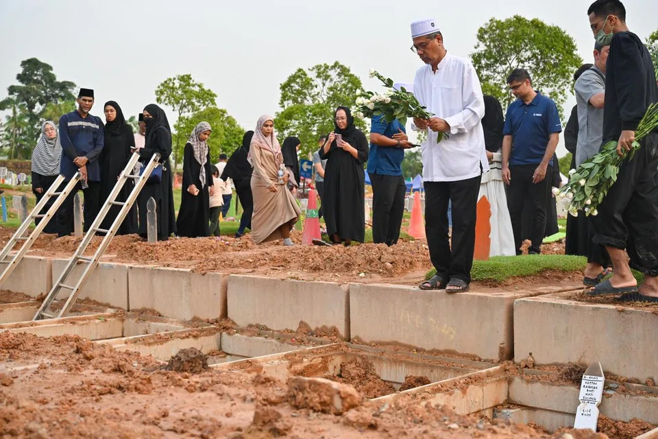 Encik Mohamed Kassim Yusoff, datuk kepada Allahyarhamha Afifah Munirah Muhammad Azril (gambar sisipan), beri penghormatan terakhir kepada cucunya setelah dikebumikan di Pusara Aman pada 23 April. 