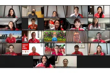 KETEPIKAN KOMEN NEGATIF: Presiden Halimah Yacob (tengah) berinteraksi bersama atlet Sukan Olimpik Singapura, yang bersaing di Tokyo 2020, dalam satu sesi keterlibatan dalam talian semalam. - Foto KEMENTERIAN KEBUDAYAAN, MASYARAKAT DAN BELIA
