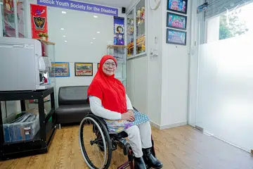 Cik Asiah Ibrahim Presiden Persatuan Belia Bedok untuk Insan Kurang Upaya, masih giat aktif dengan menyertai pelbagai kegiatan seperti sukan dan melibatkan diri dalam muzik, walaupun berkerusi roda.