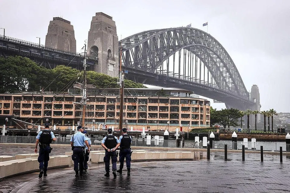 LANGKAH BERJAGA-JAGA DIPERKETAT: Wilayah New South Wales (NSW) di Australia, yang mencatatkan hampir 200 kes aktif Covid-19, akan mengenakan denda A$200 ($204) ke atas sesiapa yang tidak memakai pelitup di tempat awam mulai esok. - Foto AFP